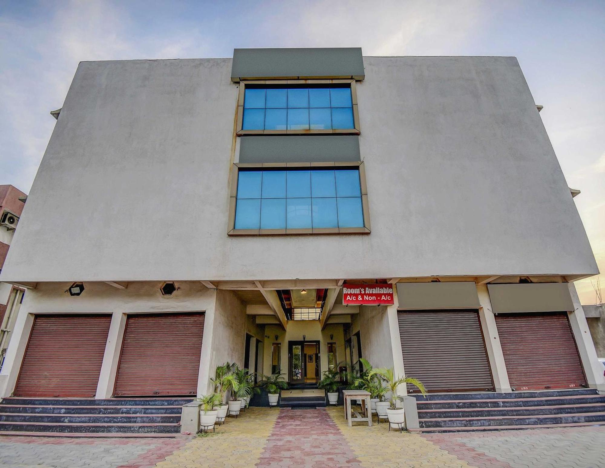 Hotel O Plus Corporate One Khapa  Bagian luar foto