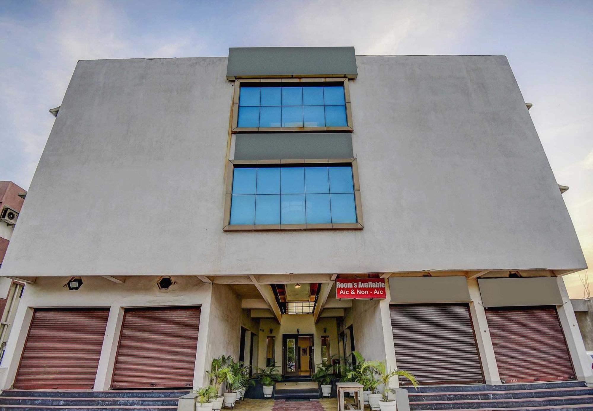 Hotel O Plus Corporate One Khapa  Bagian luar foto